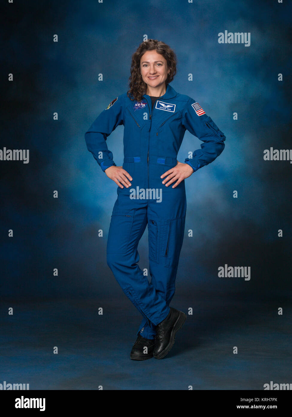Portrait de l'astronaute Jessica Meir. Date de la photo : le 9 février 2016. Emplacement : Bâtiment 8, Pièce 183 - Photo Studio. Photographe : Robert Markowitz Jessica Meir full length portrait (2) Banque D'Images
