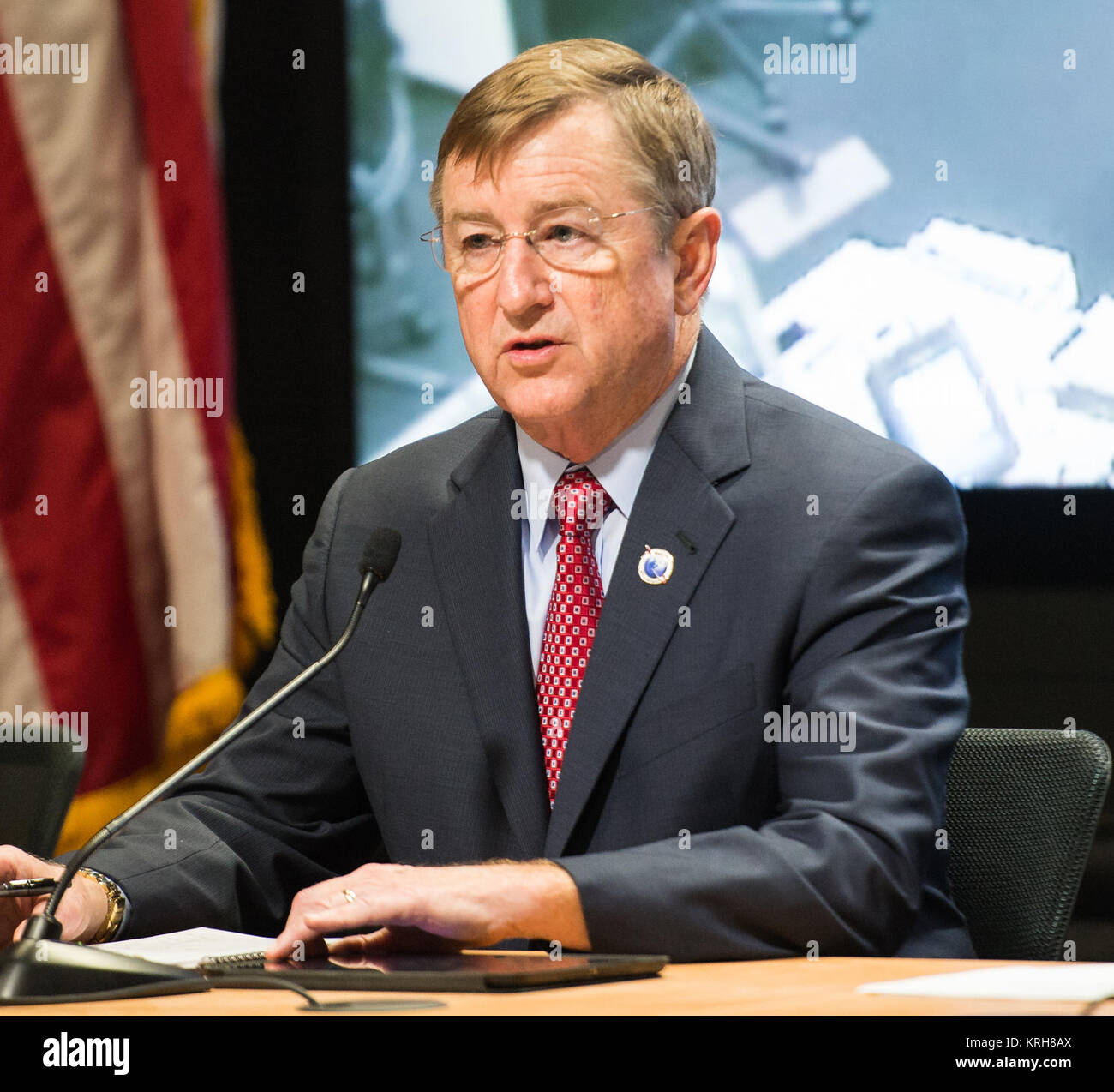 Frank Culbertson, Vice-président exécutif et directeur général du groupe programme avancé à Orbital Sciences Corp. est vu lors d'une conférence de presse tenue après un accident s'est produit lors du lancement de la fusée Antares, avec le vaisseau cargo Cygnus à bord, le Mardi, Octobre 28, 2014, NASA Wallops Flight Facility, en Virginie. Cygnus était sur la voie d'un rendez-vous avec la station spatiale. La fusée Antares a décollé pour lancer sa troisième mission de ravitaillement de la Station spatiale internationale, mais a souffert d'une anomalie catastrophique peu après le décollage à 6 h 22 HAE. Crédit photo : NASA/Joel Kowsky) Frank Banque D'Images