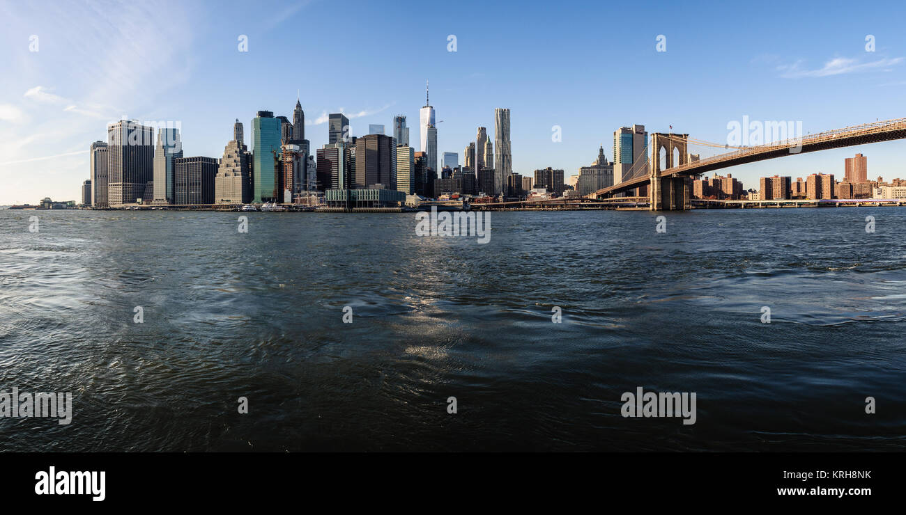 Vue sur l'East River à partir de Brooklyn vers Wall Street avec l'Brookly Bridge, à droite. New York, USA Banque D'Images