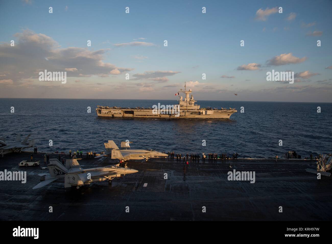 La marine américaine de classe Nimitz porte-avions USS Dwight D. Eisenhower (avant) cuit aux côtés de la Marine Nationale Charles de Gaulle à propulsion nucléaire de la classe FS du porte-avions Charles de Gaulle le 6 décembre, 2016 dans la mer Méditerranée. Banque D'Images