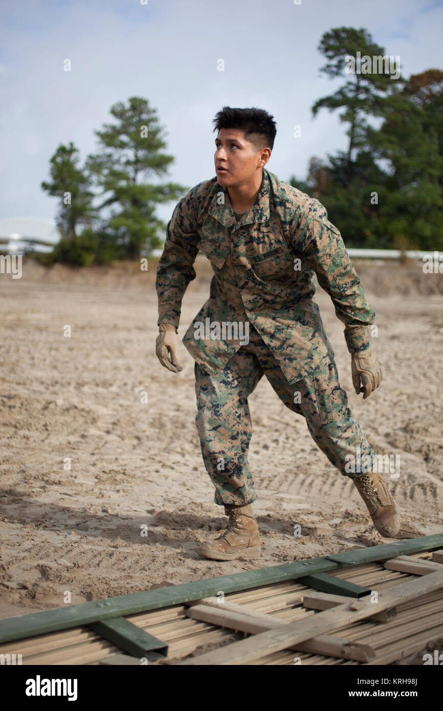 Circuit du Corps des Marines des États-Unis. Edison J. Juca, 2e Bataillon de soutien des transports (BST), 2e Régiment de logistique de combat 2, 2e Groupe logistique maritime, ont participé à un concours de rodéo du camion au Camp Lejeune, N.C., 22 novembre 2017. La compétition a opposé les Marines du 2e BST les uns contre les autres dans de multiples événements qui ont été conçues pour permettre à chaque squad de démontrer leurs compétences à la préparation des véhicules militaires à l'utilisation. (U.S. Marine Corps Banque D'Images