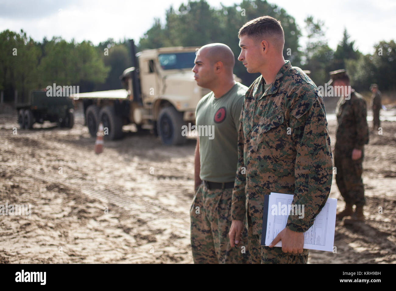 Les Marines américains avec 2e Bataillon de soutien des transports (BST), 2e Régiment de logistique de combat 2, 2e Groupe Logistique Maritime, observer une équipe lors d'un concours de rodéo du camion au Camp Lejeune, N.C., 22 novembre 2017. La compétition a opposé les Marines du 2e BST les uns contre les autres dans de multiples événements qui ont été conçues pour permettre à chaque squad de démontrer leurs compétences à la préparation des véhicules militaires à l'utilisation. (U.S. Marine Corps Banque D'Images