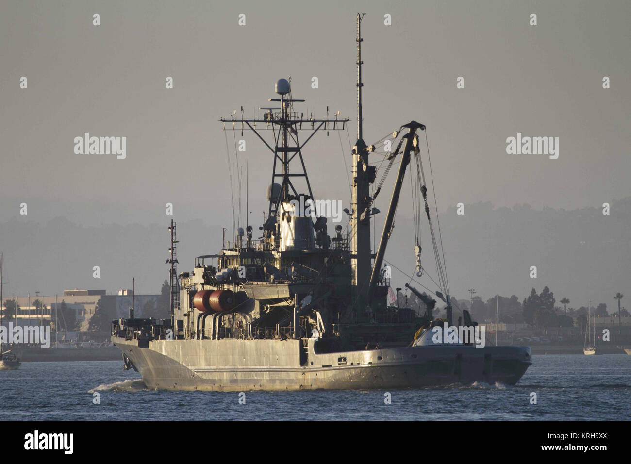 L'USNS Salvor s'écarte de la base navale de San Diego (KSC-2014-3933) Banque D'Images