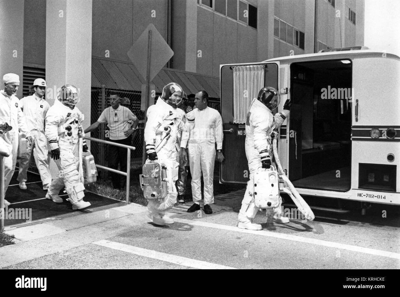 Armstrong (avant), Collins, l'aldrine et de se rendre à la van de transfert, probablement pour un essai de démonstration de compte à rebours Banque D'Images