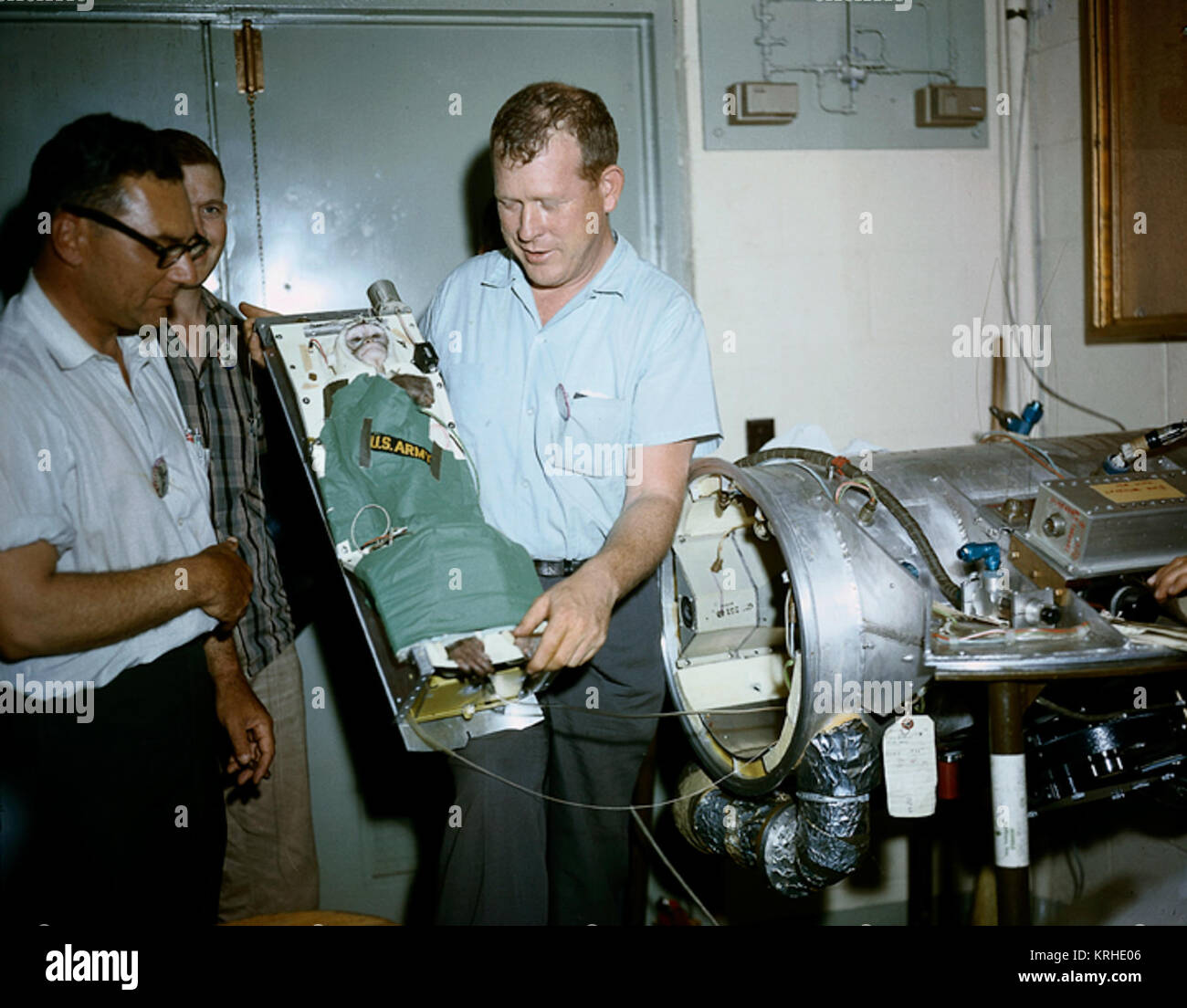 L. À R.-DR. DAVIS, LE CAPT. AUGERMAN ET PEDIGO HOLDING SPECIMAN PRÊT À INSTALLER SOUS LA CAPSULE POUR LA PRÉ-test en vol dans la région de Jupiter, SUIS MISSLE-18 le 18 mai 1959. REF : LMF 59C-218 (MIX) de fichier capable assis dans son berceau avant de lancer Banque D'Images