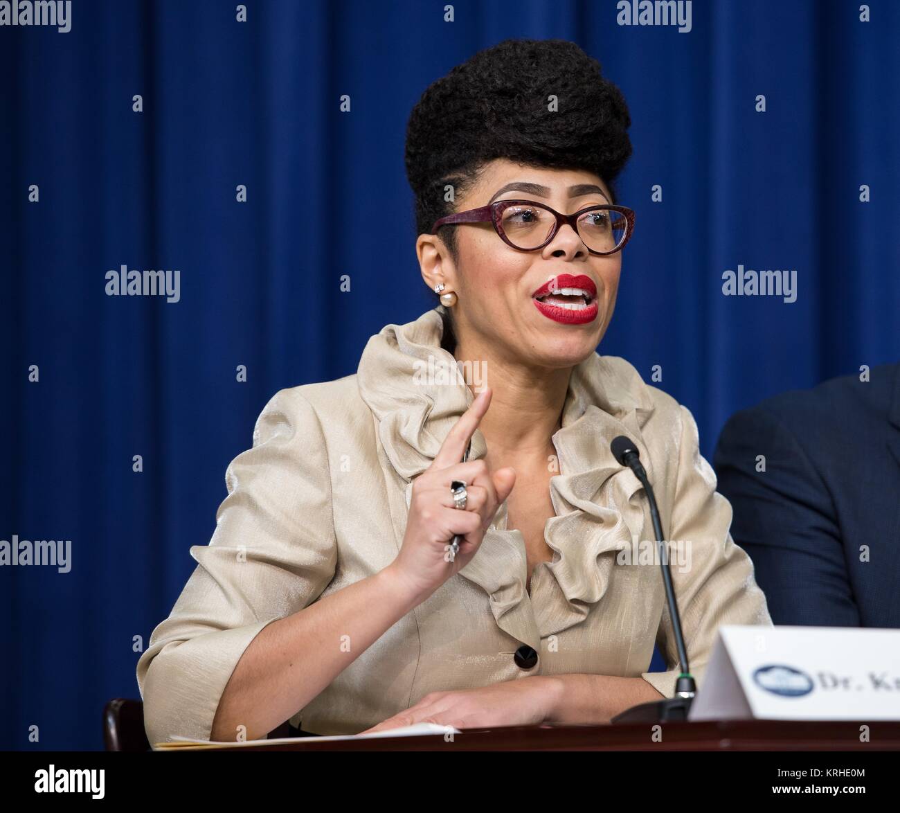 White House Office of Science and Technology Policy, Conseiller principal en politique Knatokie Ford parle au cours d'un débat du film chiffres cachés à la Maison Blanche le 15 décembre 2016 à Washington, DC. Le film est basé sur trois femmes afro-américaines qui ont travaillé que la NASA les mathématiciens au cours de l'amitié de John Glenn 7 mission en 1962. Banque D'Images