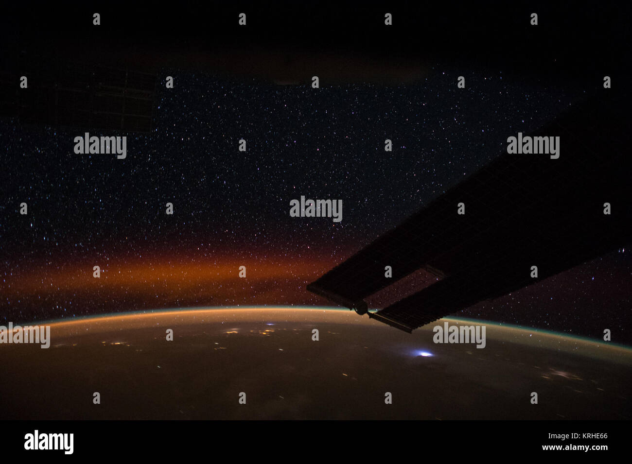 ISS-43 nuit l'observation de la Terre Banque D'Images
