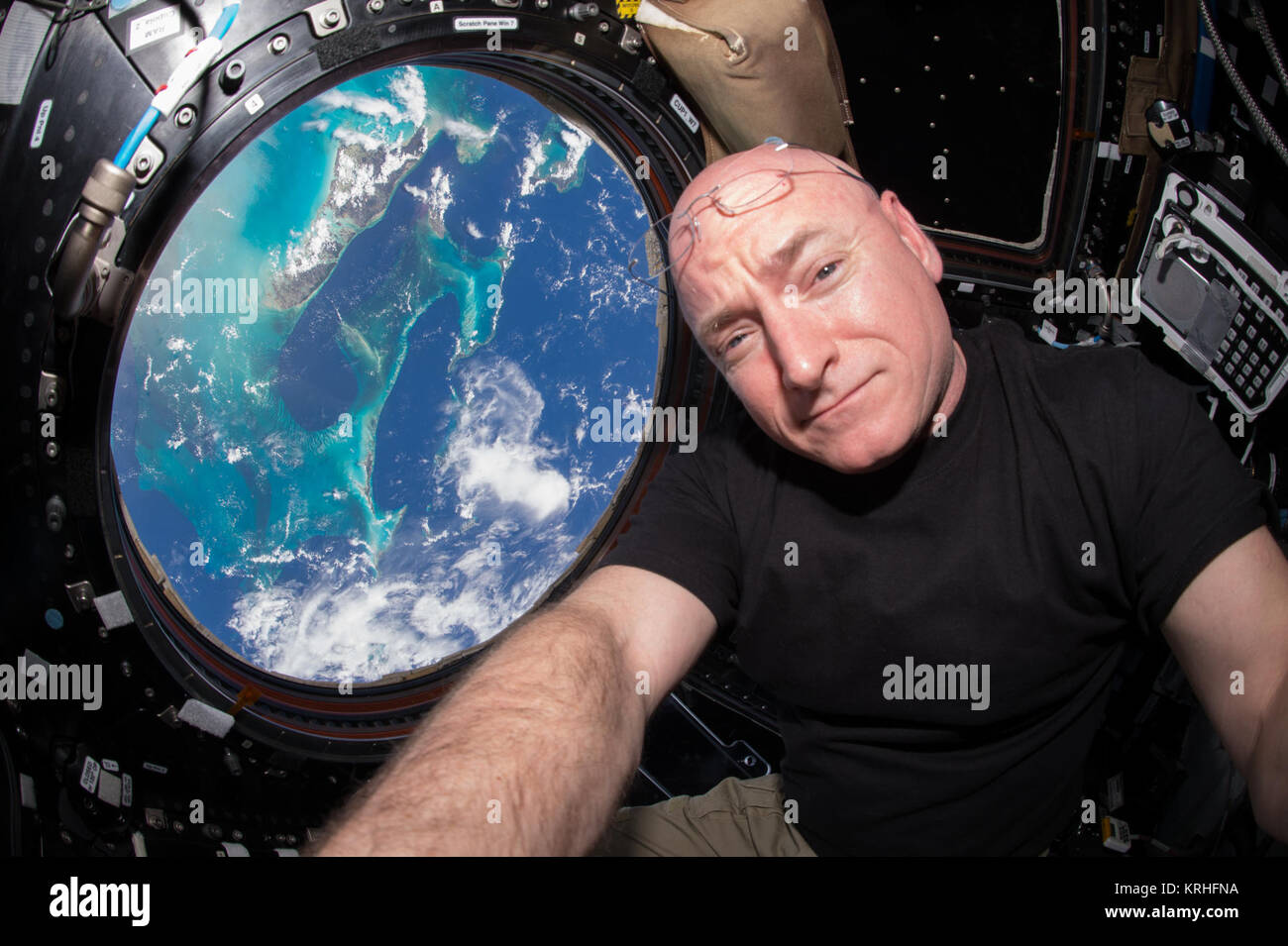 ISS-44 Scott Kelly visible à l'intérieur de la Coupole Banque D'Images