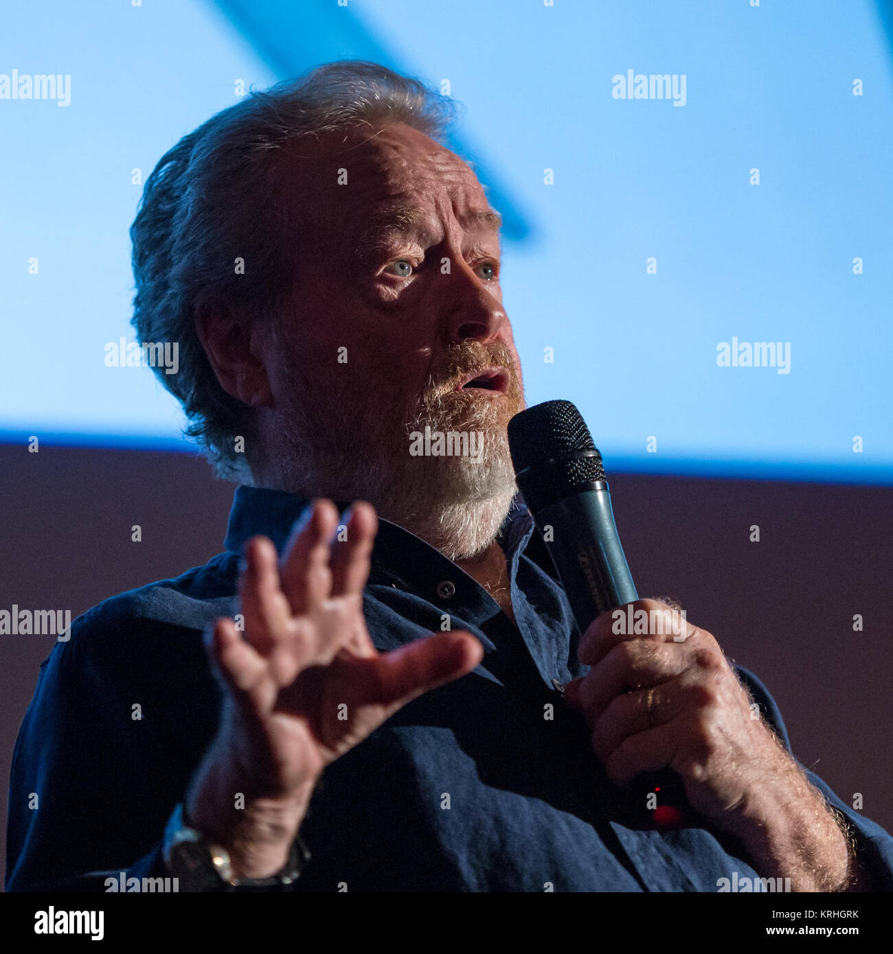 Réalisateur Ridley Scott participe à une session de questions et réponses à propos de la nasa voyage vers Mars et le film "Le Martien", Mardi, Août 18, 2015, à l'artiste Théâtre à La Cañada Flintridge, Californie. Les scientifiques et les ingénieurs de la NASA ont servi de conseillers techniques sur le film. Le film dépeint une vue réaliste de la topographie et du climat de Mars, sur la base de données de la NASA, et certains des défis auxquels fait face la NASA alors que nous nous préparons pour l'exploration humaine de la planète rouge dans les années 2030. Crédit photo : NASA/Bill Ingalls) NASA Voyage vers Mars et E2809CThe22 martienne (201508180003HQ) Banque D'Images