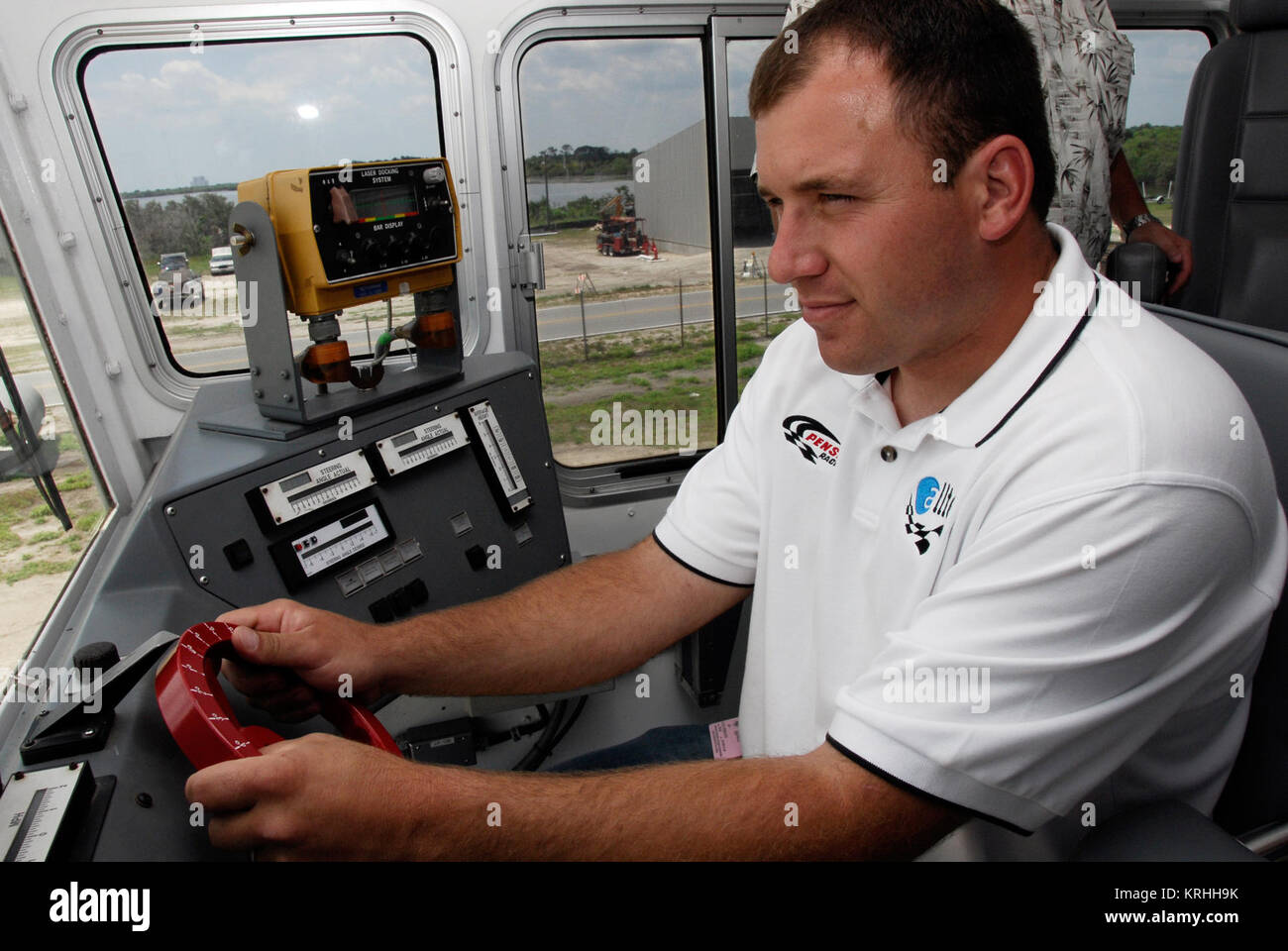 Ryan Newman conduire un crawler-transporter au Centre spatial Kennedy KSC-08PD-1767 (NASA) Banque D'Images