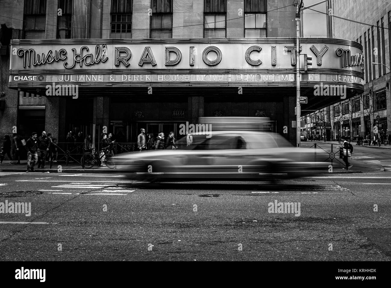 New York City Taxi passe par le Radio City Music Hall de New York, l'Amérique Banque D'Images