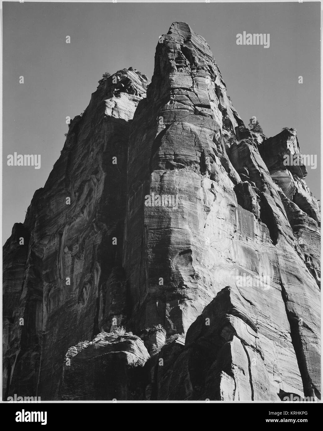 Rock formation à partir de ci-dessous 'Dans Zion National Park Utah'. (Orientation verticale) 1933 - 1942 Banque D'Images