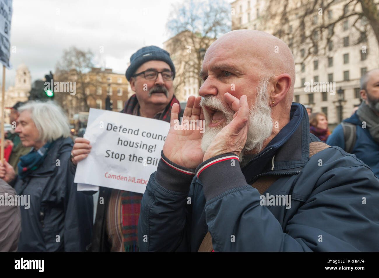 Plusieurs conseillers et d'autres de Camden Labout était venu à la manifestation contre le projet de loi Logement en débat au Parlement européen qui vise à mettre fin à l'habitat social et sont venus sur le mars, criant leurs commentaires à Downing St. Banque D'Images