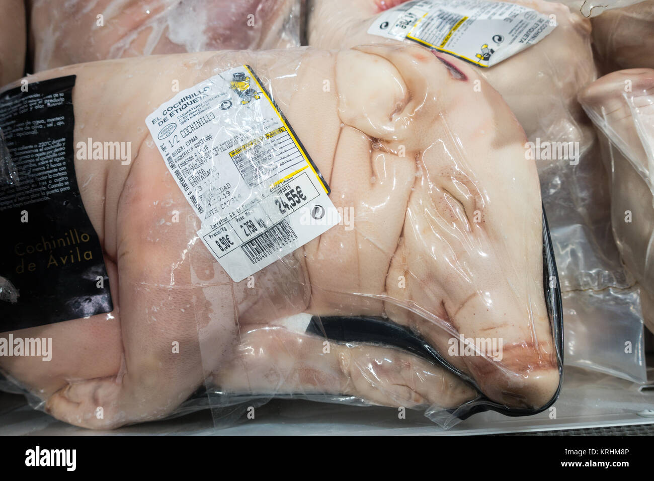 Les cochons de lait entier congelé emballé sous vide dans un supermarché  espagnol congélateur Photo Stock - Alamy