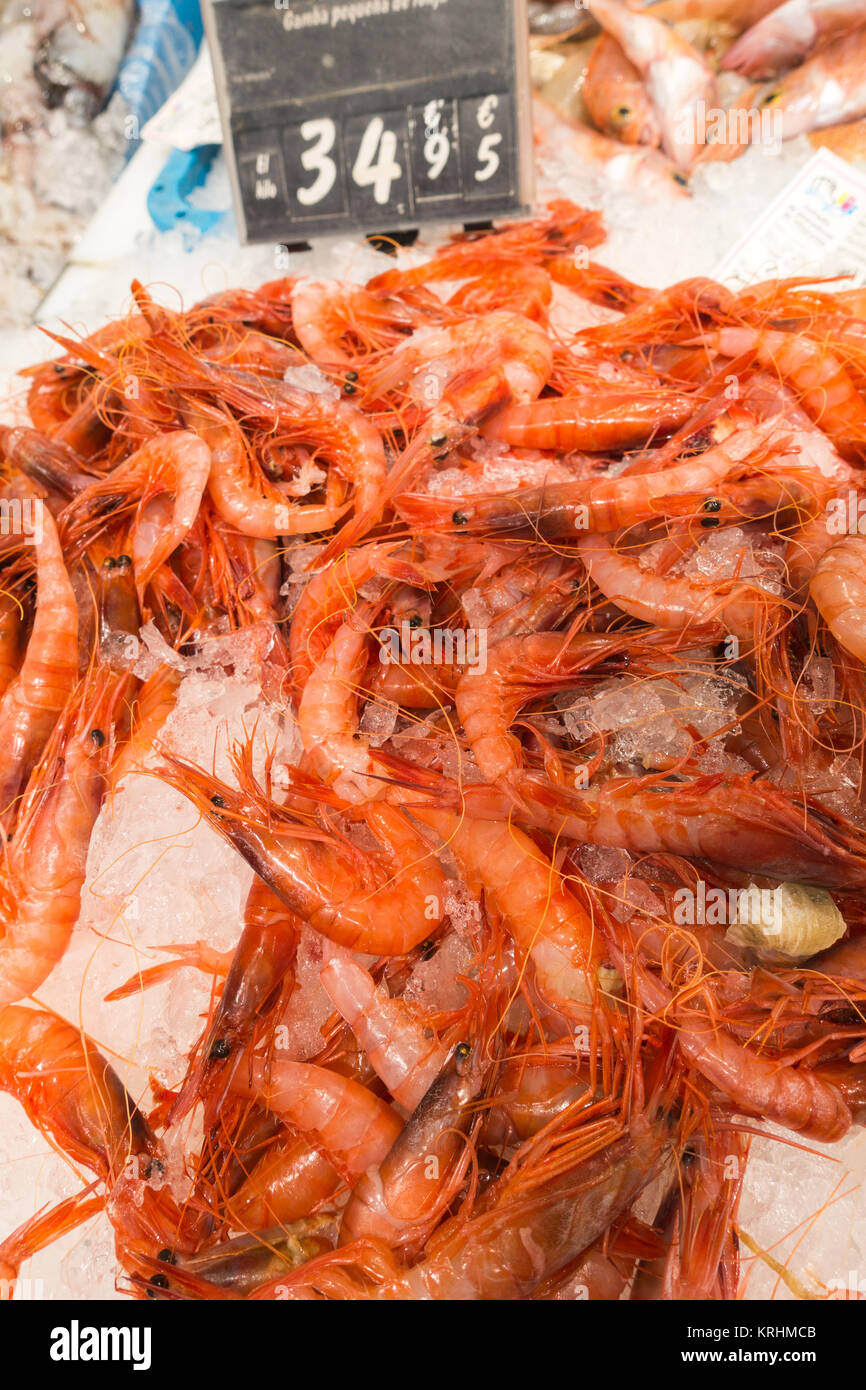 Le poisson frais, les fruits de mer langoustines et de fruits de mer dans un supermarché Espagnol Banque D'Images