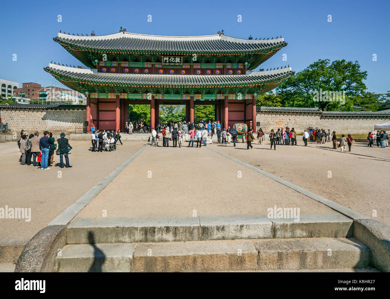 La Corée du Sud, Séoul, porte Donhwamun à prospérer le Palais Changdeokgung (vertu Palace) Banque D'Images