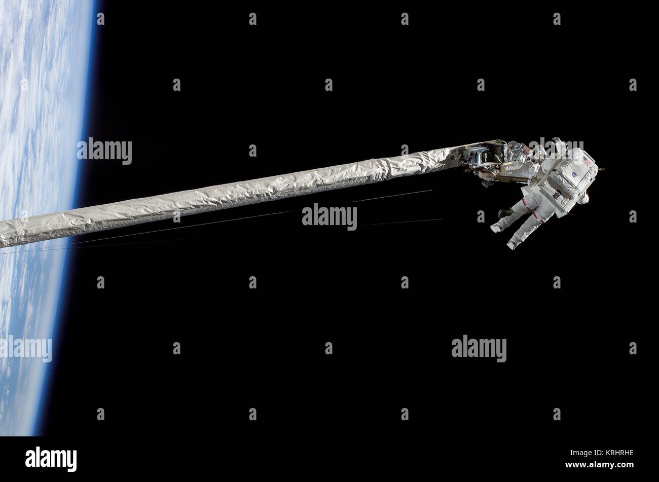 Station spatiale internationale La NASA Navette spatiale Discovery de la mission STS-121 L'astronaute de l'équipage premier American Piers Sellers travaille sur le bras télémanipulateur lors d'une sortie dans l'activité extravéhiculaire 8 juillet 2006 dans l'orbite de la Terre. Banque D'Images