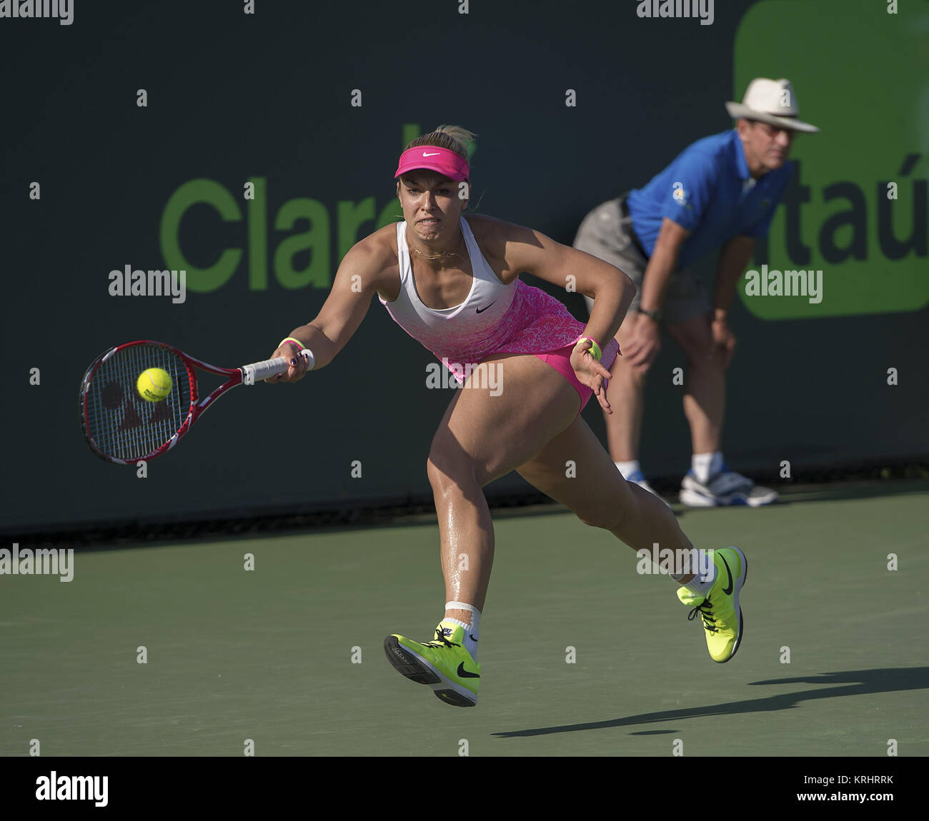 KEY BISCAYNE, Floride - 30 mars : Sabine Lisicki (GER) bat Sara Errani (ITA) à la Miami 2015 ouvrir le Centre de tennis à Crandon le 30 mars 2015 à Key Biscayne, en Floride. People : Sabine Lisicki Banque D'Images