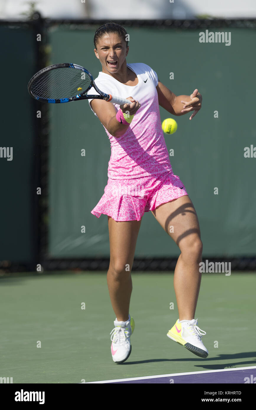 KEY BISCAYNE, Floride - 30 mars : Sabine Lisicki (GER) bat Sara Errani (ITA) à la Miami 2015 ouvrir le Centre de tennis à Crandon le 30 mars 2015 à Key Biscayne, en Floride. People : Sara Eranni Banque D'Images