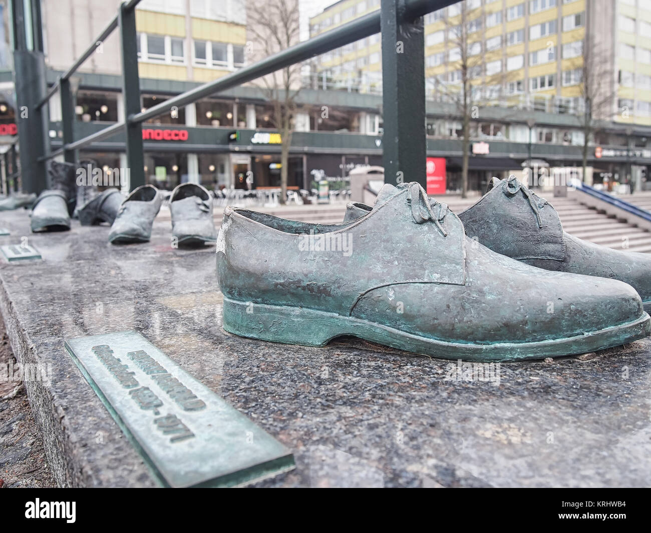 Chaussures sculpture en bronze sur un pont - monument à celebrity shoes au  pont David Hall par Asa Maria Bengtsson à Malmo, Suède Photo Stock - Alamy