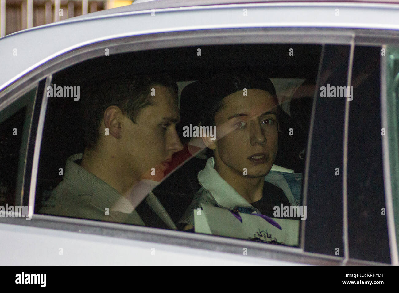 Singer, Dawid Kwiatkowski (droite), laissant les MTV Europe Music Awards (EMA) 2014, tenue le 09 novembre 2014, à l'ESS Hydro, Glasgow, Écosse Banque D'Images