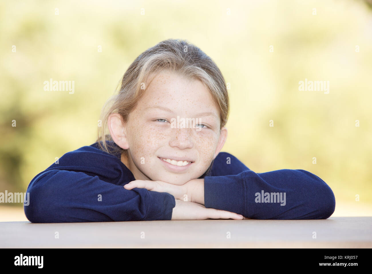 Smiling boy with freckles l'extérieur Banque D'Images