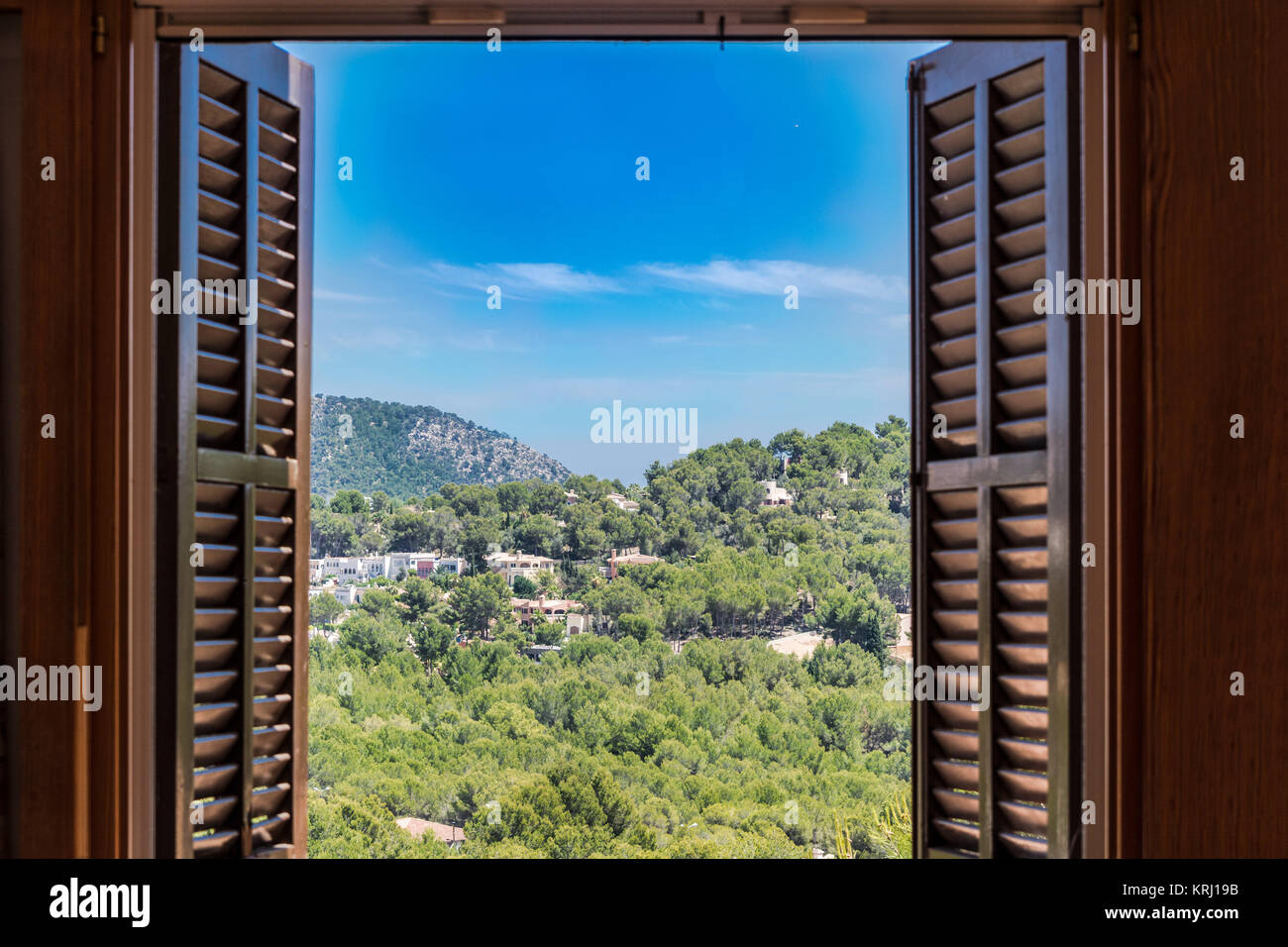 Landschaft Häuser und Berge durch das Fenster gesehen. Banque D'Images