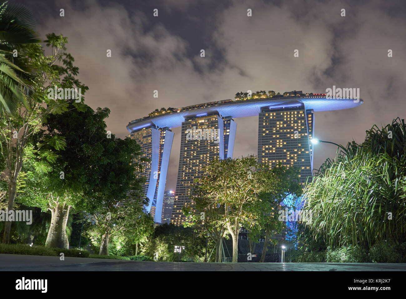 Marina Bay Sands Hotel SkyPark et derrière les jardins botaniques - incroyable architecture moderne à Singapour Banque D'Images