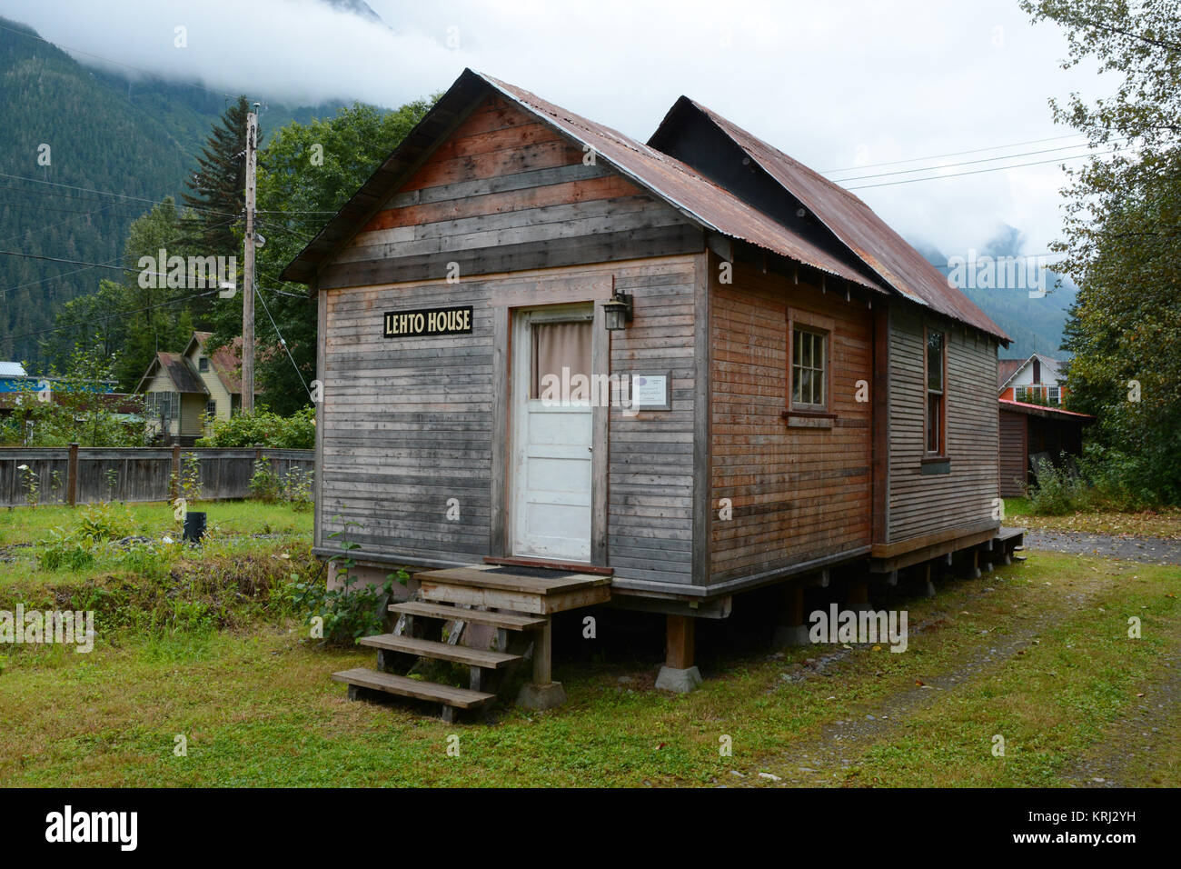 Un bâtiment restauré du début du siècle wilderness cabine dans l'ancienne ville minière de Stewart, en Colombie-Britannique, Canada. Banque D'Images