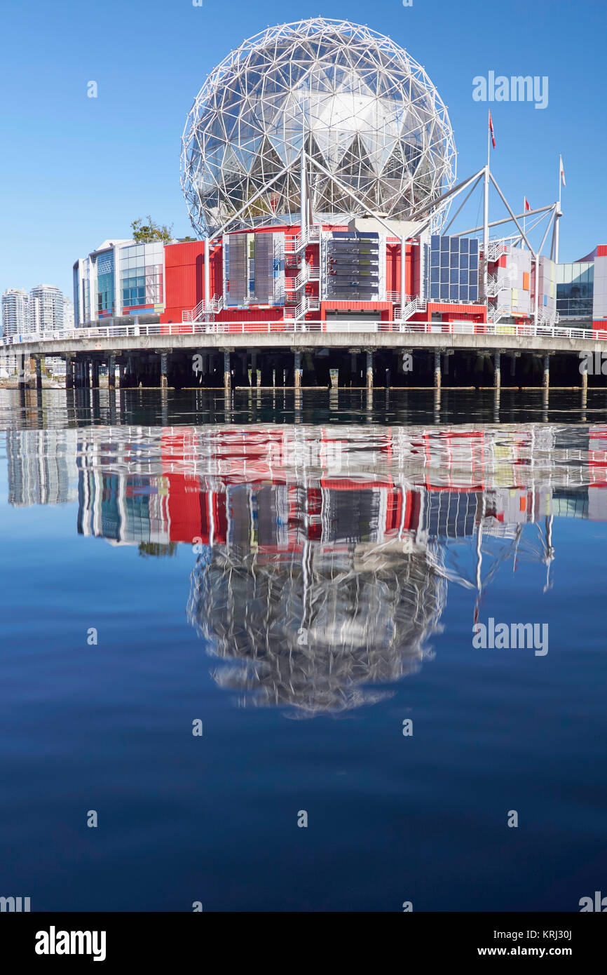 "La Science World à Telus World of Science', British Columbia's science center et museum - Reflets de l'immeuble de False Creek, Vancouver Banque D'Images