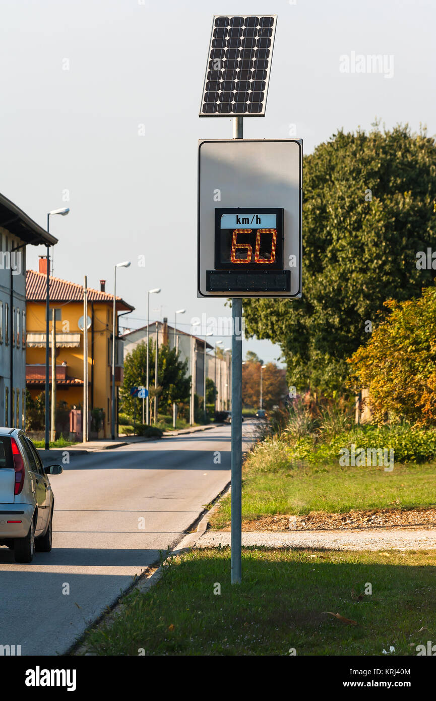 Limite de vitesse signe numérique alimenté par l'énergie solaire. Banque D'Images