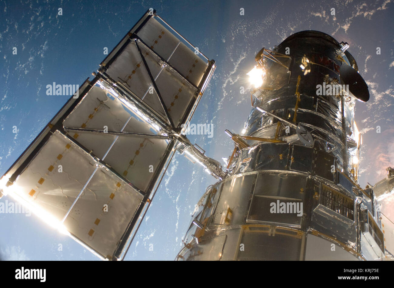 Le télescope spatial Hubble dans une image par un entretien de la Mission 4 de l'équipage juste après la navette spatiale Atlantis capturé avec son bras robotique de Hubble le 13 mai 2009, début de la mission à la mise à niveau et la réparation du télescope. Le télescope spatial Hubble est un projet de coopération internationale entre la NASA et l'Agence spatiale européenne. La NASA Goddard Space Flight Center gère le télescope. Le Space Telescope Science Institute mène des opérations scientifiques de Hubble. Goddard est responsable de la gestion de projets, y compris la TVH et la mission, l'entretien des opérations scientifiques missions, et un Banque D'Images