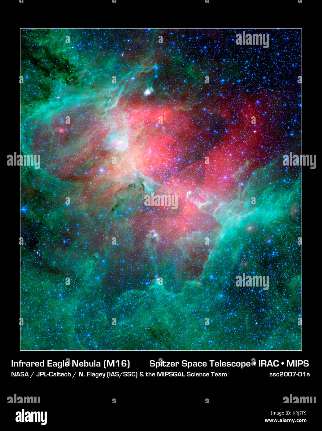 Cette vue majestueuse prise par au télescope spatial Spitzer de la NASA raconte une histoire inédite de la vie et de la mort dans la nébuleuse de l'Aigle, un peuple travailleur d'usine de 4 étoiles situé à 7 000 années-lumière dans la constellation du Serpent. L'image montre l'ensemble du réseau de la région de nuages orageux et des nouveau-nés stars dans la lumière infrarouge. La couleur verte indique les tours du refroidisseur et des champs de poussière, y compris les trois piliers de l'espace célèbre, surnommé le "piliers de la création", qui ont été photographiées par le télescope spatial Hubble de la NASA en 1995. Mais c'est la couleur rouge qui parle du drame qui se déroule dans cette région. Red Banque D'Images