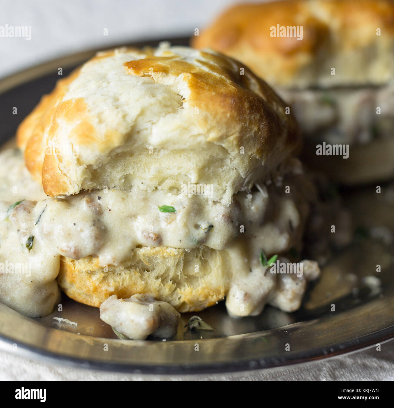 Biscuits avec sauce saucisse sur une plaque d'argent. Banque D'Images