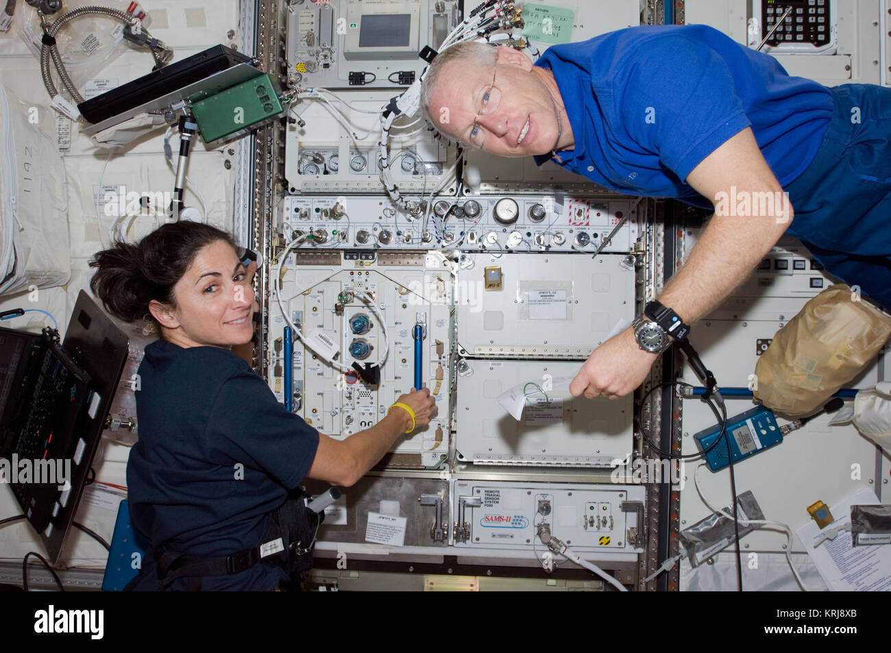 STS-128 ISS-20 Nicole Stott et Patrick Forrester travailler dans le laboratoire japonais Kibo Banque D'Images