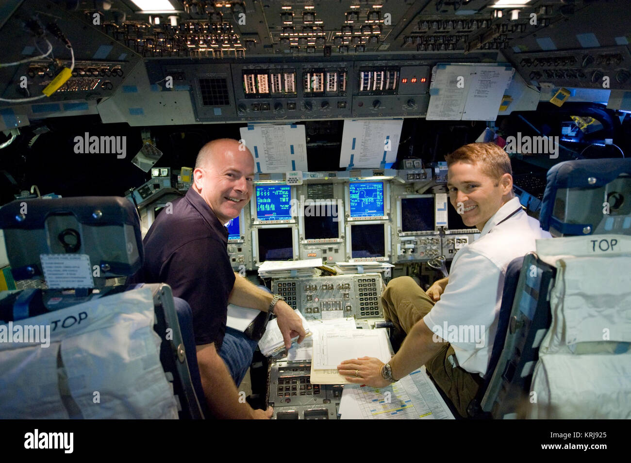 La formation de l'équipage de STS-131 au cours de la formation préparation désorbitation-commandant Alan Poindexter. Date de la photo : 11 Septembre, 2009. Emplacement : Bâtiment 5sud, base fixe formateur. Photographe : Robert Markowitz. Mission de la navette STS-131 simulateur de formation Banque D'Images