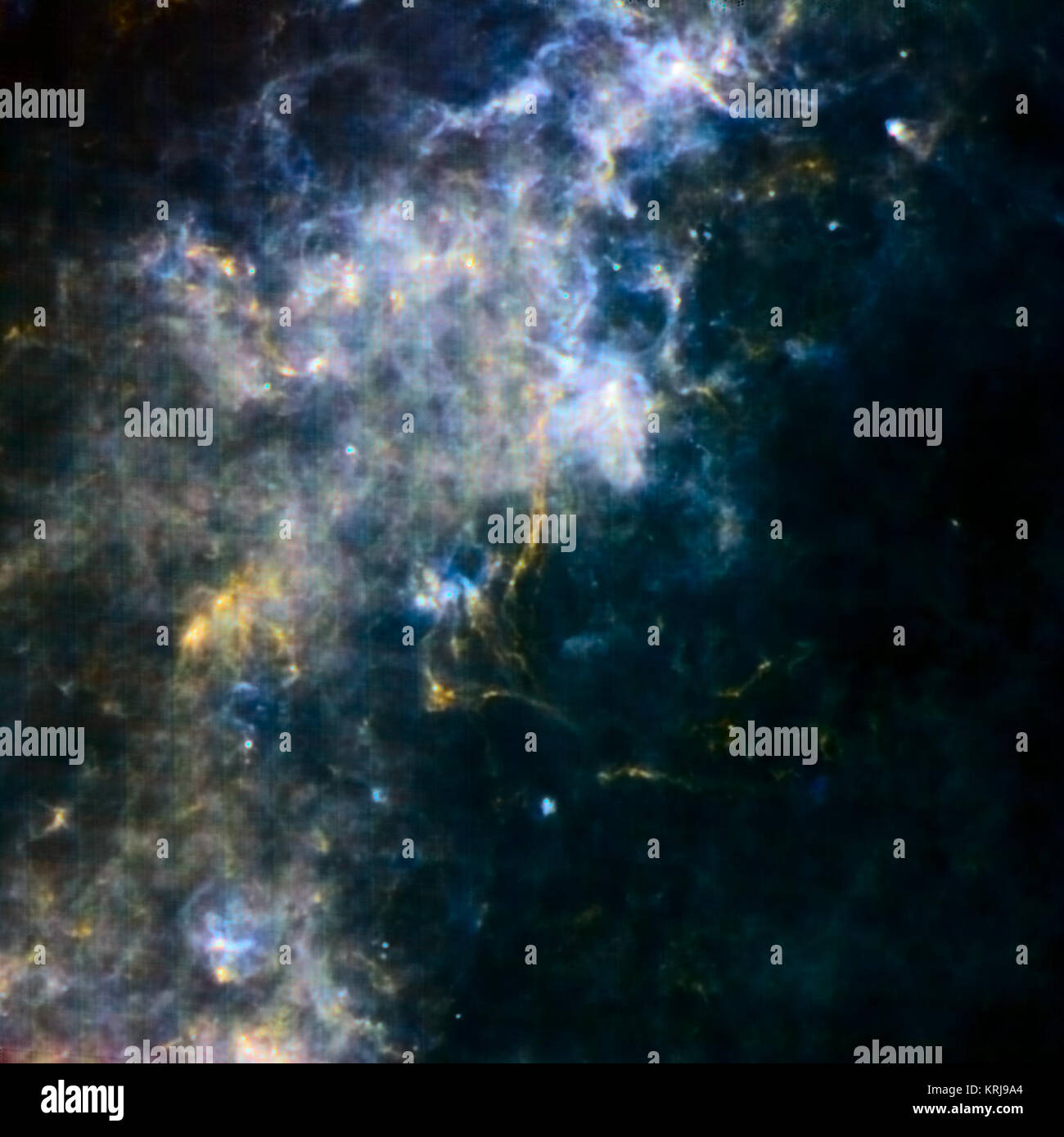 Cette image de l'Observatoire Herschel révèle certains des endroits les plus froids et les plus sombres dans notre galaxie. Le clapot nuages de gaz et de poussière que l'on voit ici ne font que commencer à se condenser en de nouvelles étoiles. Les filaments jaunes montrent la poussière la plus froide parsemée d'étoiles embryonnaires les plus jeunes. Infrarouge, ou sub-millimétrique, la lumière avec une longueur d'onde de 250 microns est représenté en bleu, 350 microns en lumière verte ; et 500 microns en lumière rouge. La plus grande partie de cette région de notre galaxie serait caché dans une vue en lumière visible. La région est représentée dans le plan de notre galaxie, la Voie Lactée, 60 degrés à partir du centre. Il sp Banque D'Images