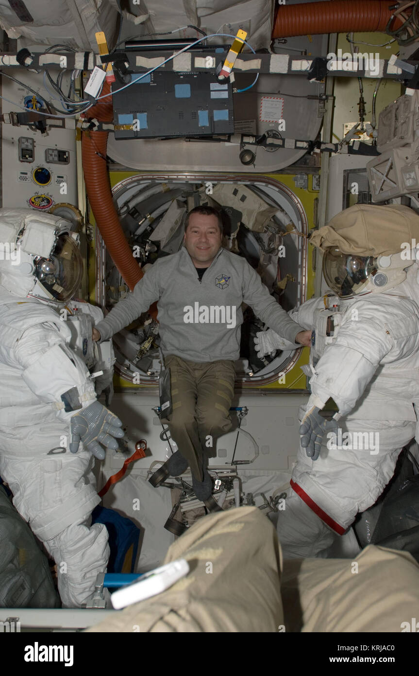 STS-130 Nicholas Patrick avec scaphandres Banque D'Images