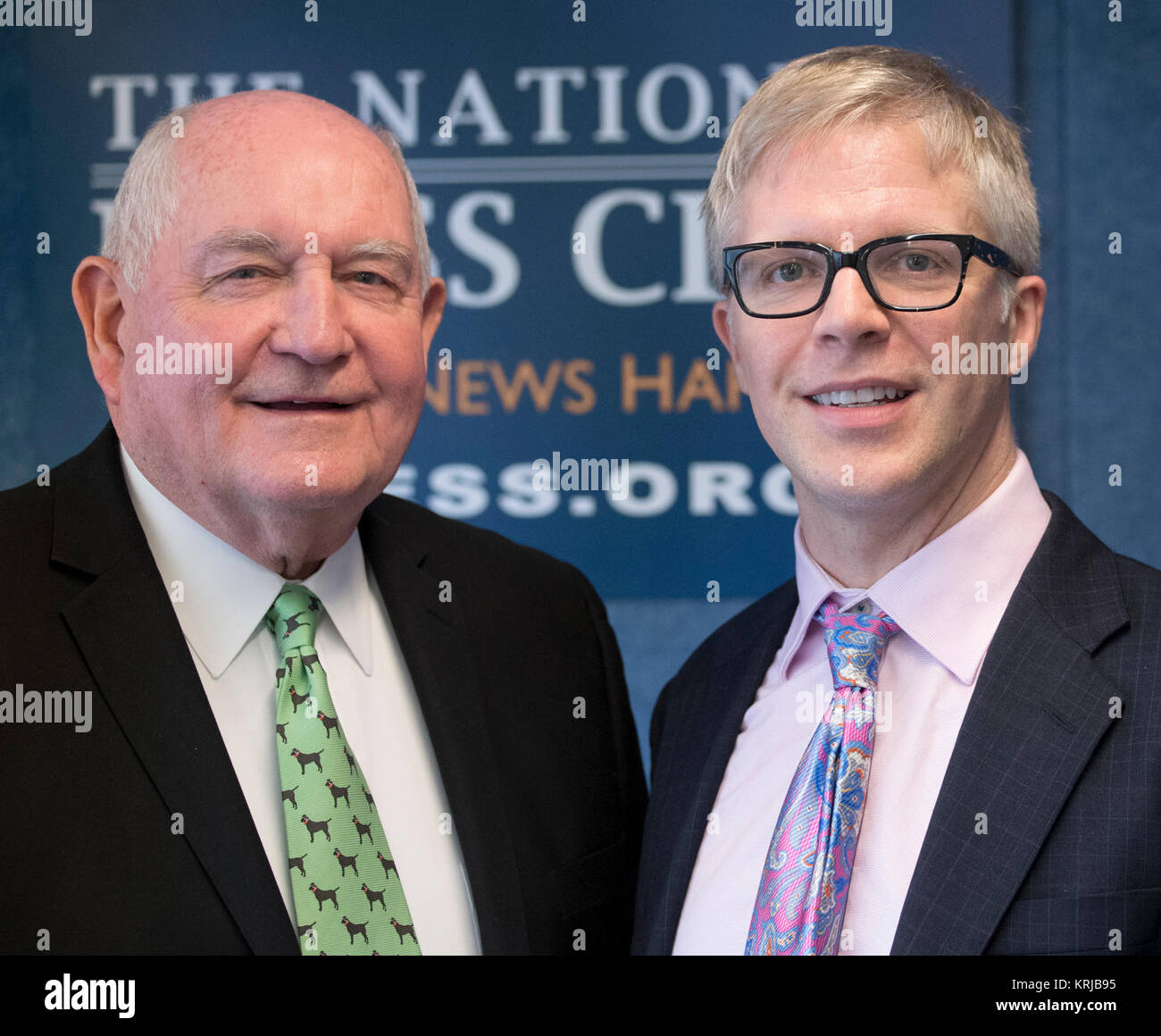 De gauche à droite, le secrétaire américain de l'Agriculture Sonny Perdue rencontre passé National Press Club Le Président Alan Bjerga keynote avant de livrer des commentaires sur son récent voyage autour du pays et de son point de vue sur des questions stratégiques comme yearâs prochain farm bill, les efforts de déréglementation, et le commerce, au National Press Club, à Washington, D.C., Décembre 12, 2017. Suite aux remarques, Secrétaire Perdue tient dans une séance de questions-réponses. Banque D'Images