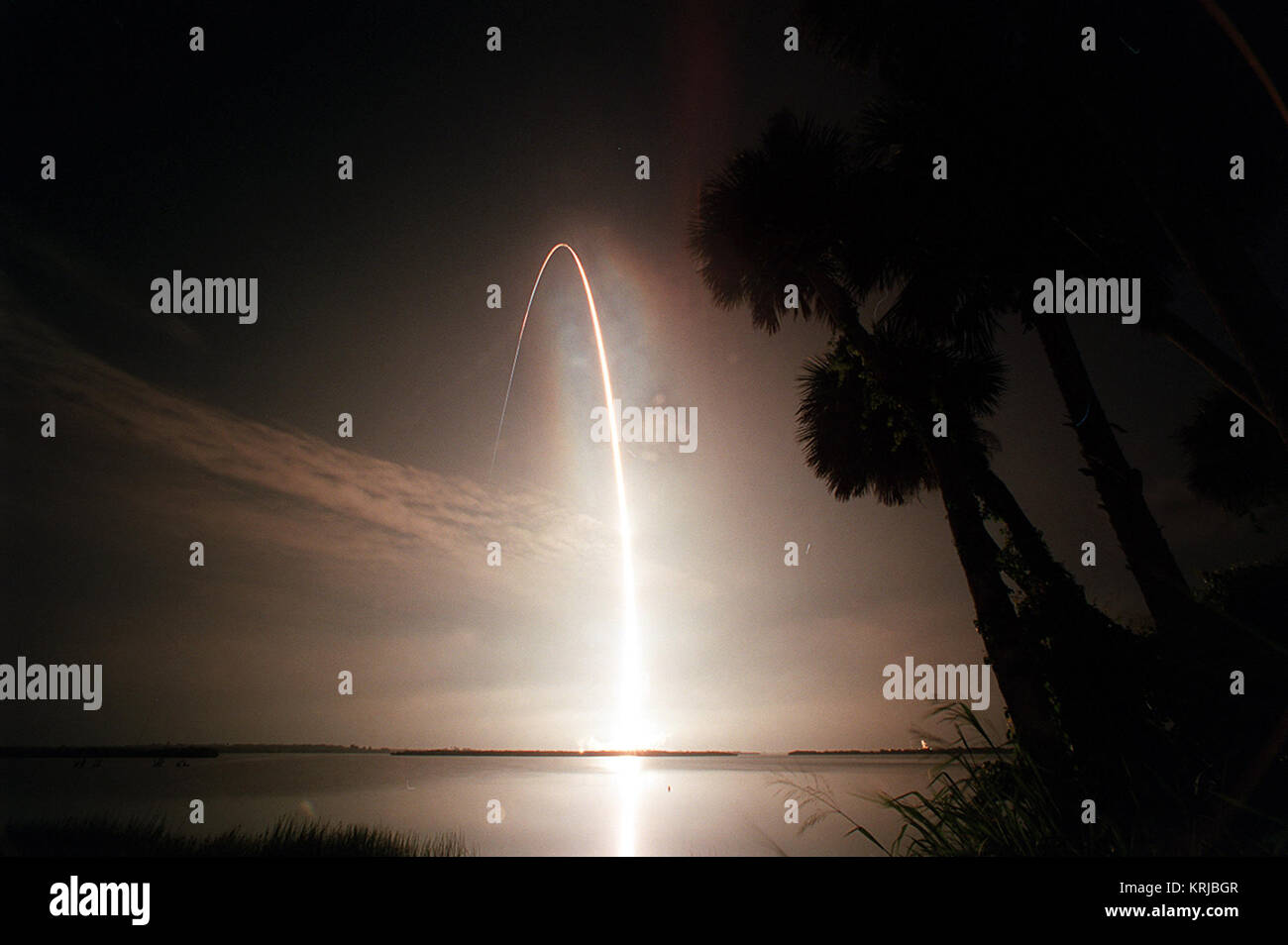 Comme un soleil sur une élévation rapide, la navette spatiale Atlantis ARCS DANS LE CIEL NOIR-ENCORE SUR L'OCÉAN ATLANTIQUE, une lueur ardente COULÉE SUR SON CHEMIN 010712 lancement d'Atlantis STS104 glow Banque D'Images