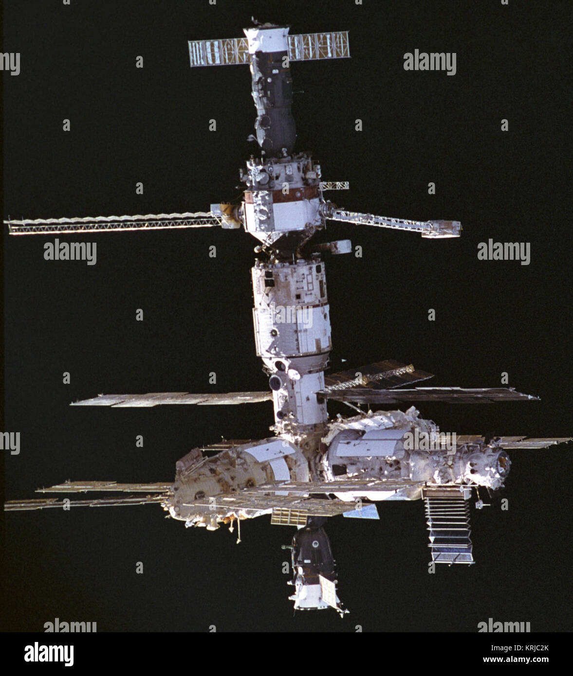 REF : JSC-STS74-333-11 STS-74 À BORD DE PHOTO : MISSION Navette/Mir MIR;pendant l'approche ; DE HAUT EN BAS ; le progrès, Kvant-1 AVEC POUTRE SOFORA TRUSS SUR BLOC DE BASE, à droite, à gauche sur KRISTALL SPEKTR, DROIT ET SOYOUZ Mir de STS-74 Banque D'Images