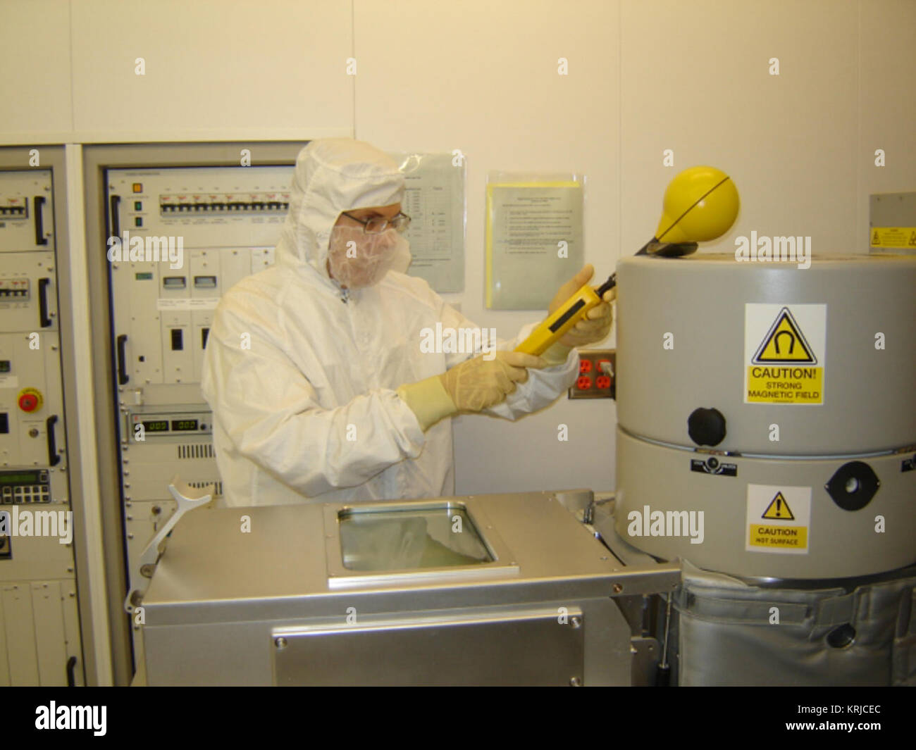 Ted Simmons remplissant un RF-magnétique dans la salle blanche dans le Bâtiment 30 le lundi 25 octobre. Credit : NASA/GSFC/Ted Simmons RF-magnétique 28637728655529 Banque D'Images
