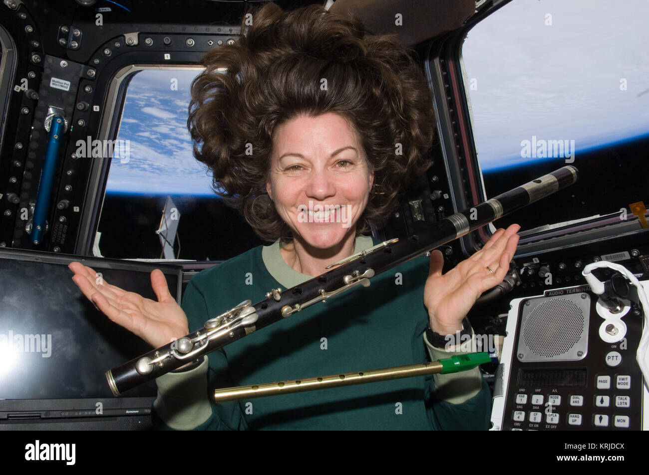 Catherine Coleman avec flûtes flottant dans l'espace Banque D'Images