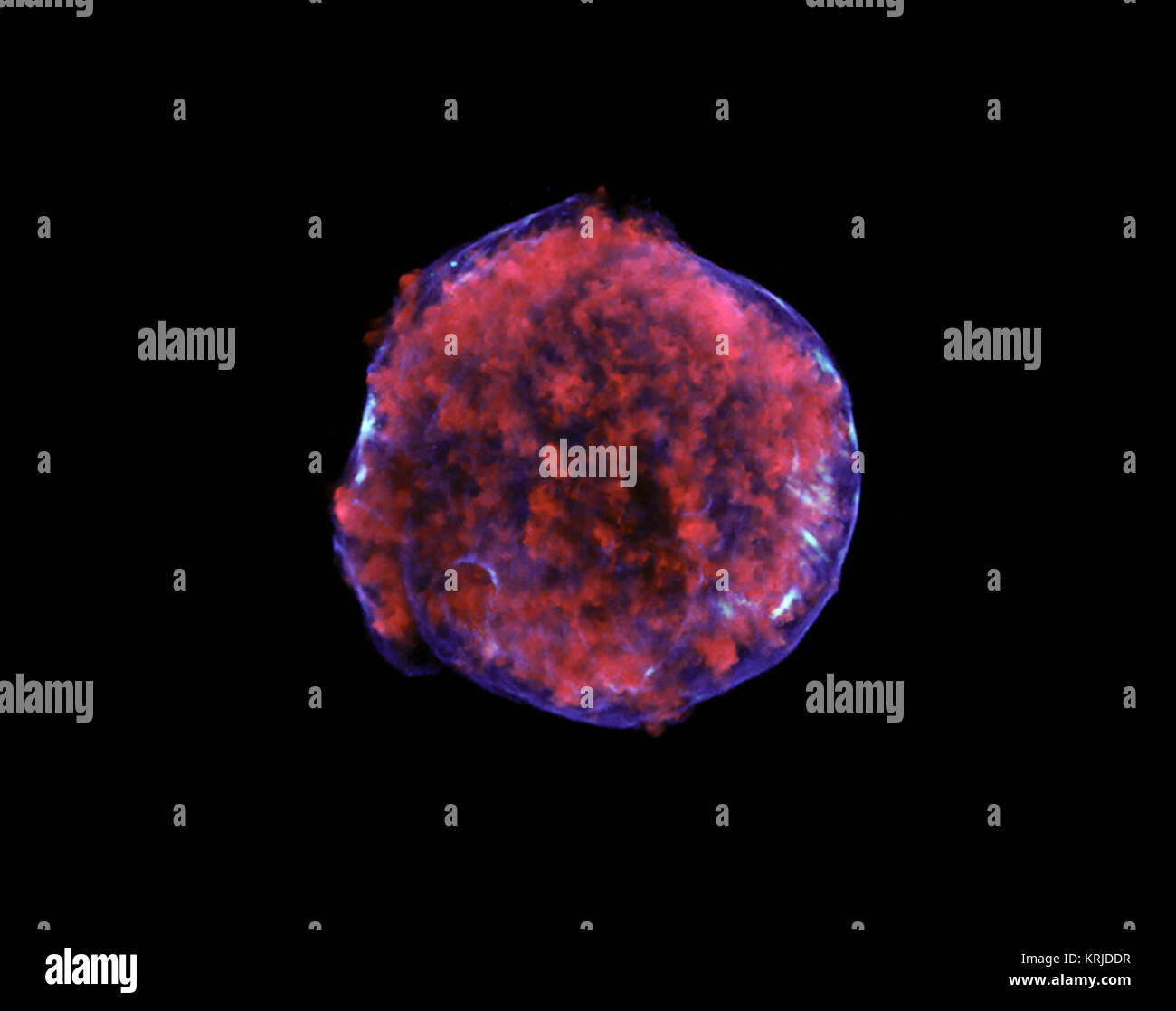 Une longue observation Chandra de Tycho a révélé un modèle X-ray stripes jamais vu auparavant dans un vestige de supernova. Les bandes sont vus dans le les rayons X de haute énergie (bleu) qui montrent aussi l'onde de souffle, une coquille d'électrons extrêmement énergique. X de faible énergie (rayons- rouge) montrent l'expansion des débris de l'explosion de supernova. Les rayures, vu à la partie inférieure droite de cette image composite qui comprend les données optiques du ciel numérisé, l'enquête peut fournir la première preuve directe qu'un événement cosmique peut accélérer des particules à des énergies d'une centaine de fois plus élevé que celui atteint par la mos Banque D'Images