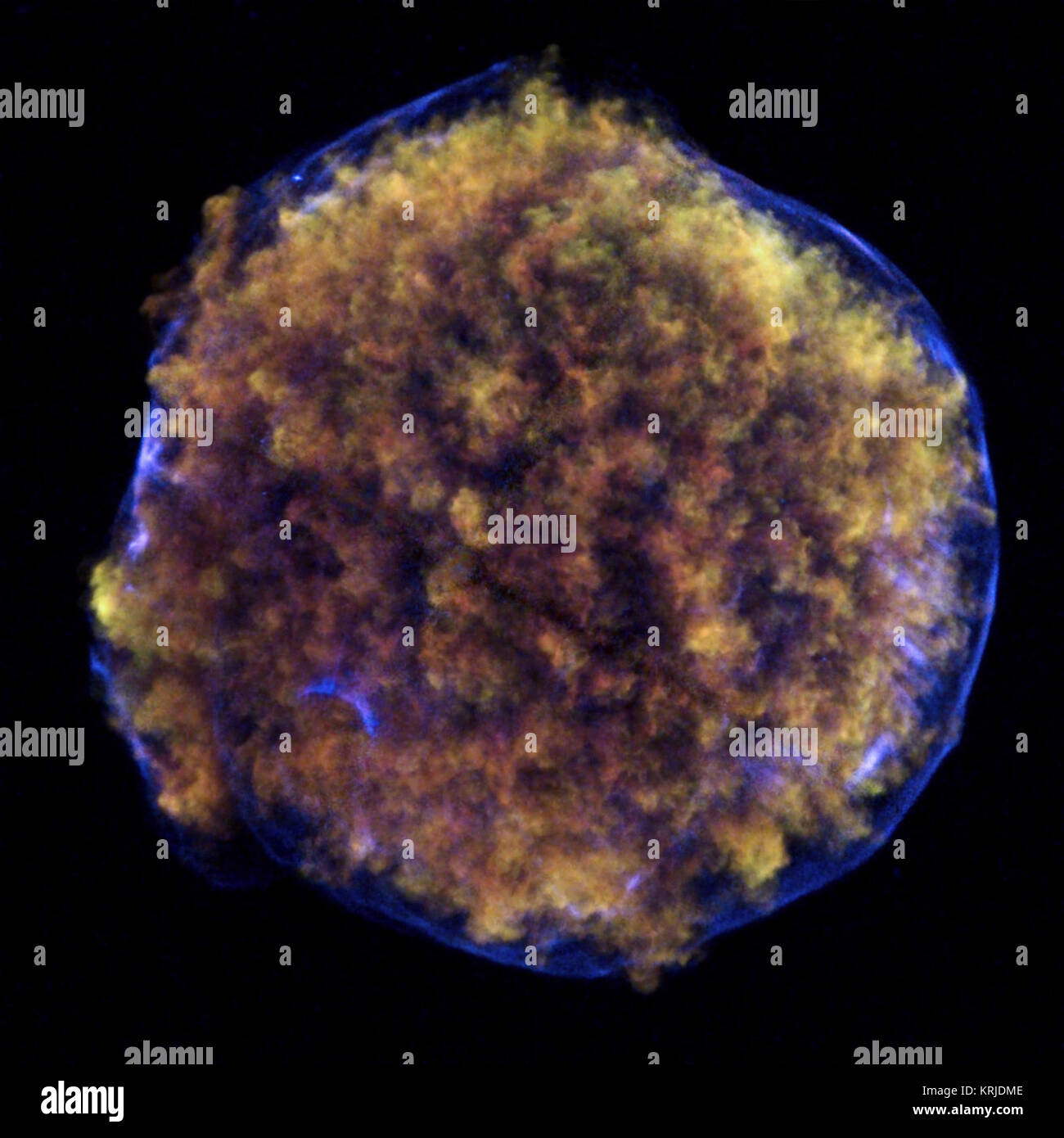 Cette Chandra image de la supernova de Tycho contient de nouvelles preuves de ce qui a déclenché l'explosion de supernova. Tycho a été formé par supernova de type Ia, une catégorie d'explosion stellaire utilisés pour la mesure de distances astronomiques fiables en raison de leur luminosité. Dans la région de Tycho inférieur gauche est un arc bleu de l'émission des rayons X. Plusieurs éléments de preuve appuient la conclusion que cet arc est due à une onde de choc créé quand une naine blanche a explosé et a retiré la surface d'une étoile compagnon. Cette prise en charge d'un scénario populaire pour le déclenchement d'un super Type Ia Banque D'Images