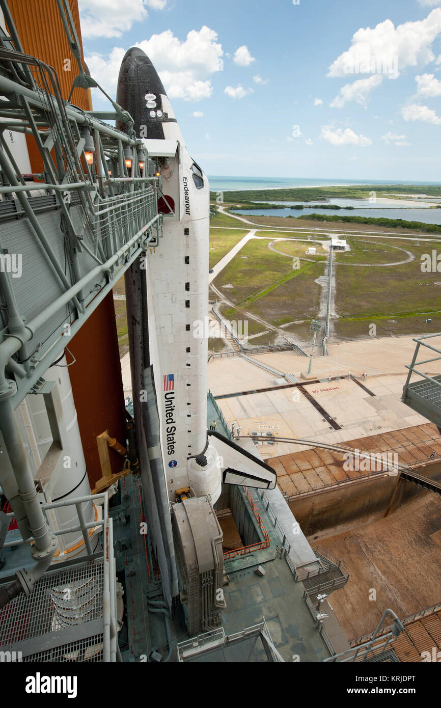 La navette spatiale Endeavour est vu sur plateforme de lancement 39a après l'annulation de la structure de rotation (RSS), Dimanche 15 mai 2011, au Centre spatial Kennedy à Cap Canaveral, en Floride, au cours de la mission, Endeavour et l'équipage de STS-134 va livrer le Spectromètre magnétique Alpha (AMS) et de pièces de rechange y compris deux antennes de communication en bande S, un réservoir de gaz à haute pression et d'autres pièces de rechange pour Dextre. Lancement est prévu pour le lundi 16 mai à 8 h 56 HAE. Crédit photo : NASA/Bill Ingalls) SS Endeavour STS134 sur base de lancement Banque D'Images