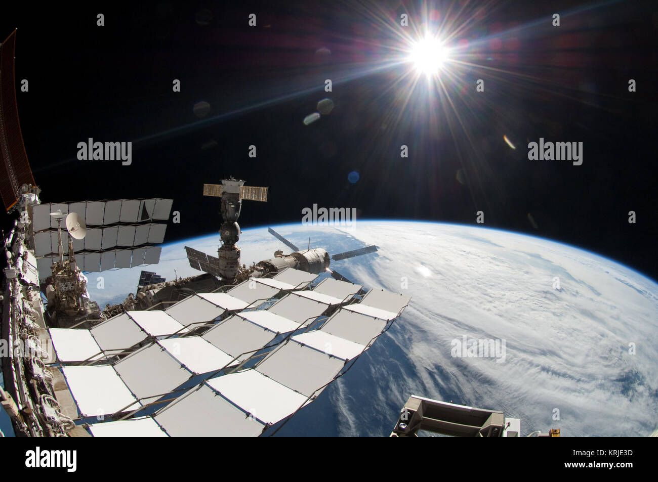 STS-134 EVA4 vue de la Fédération segment orbital Banque D'Images