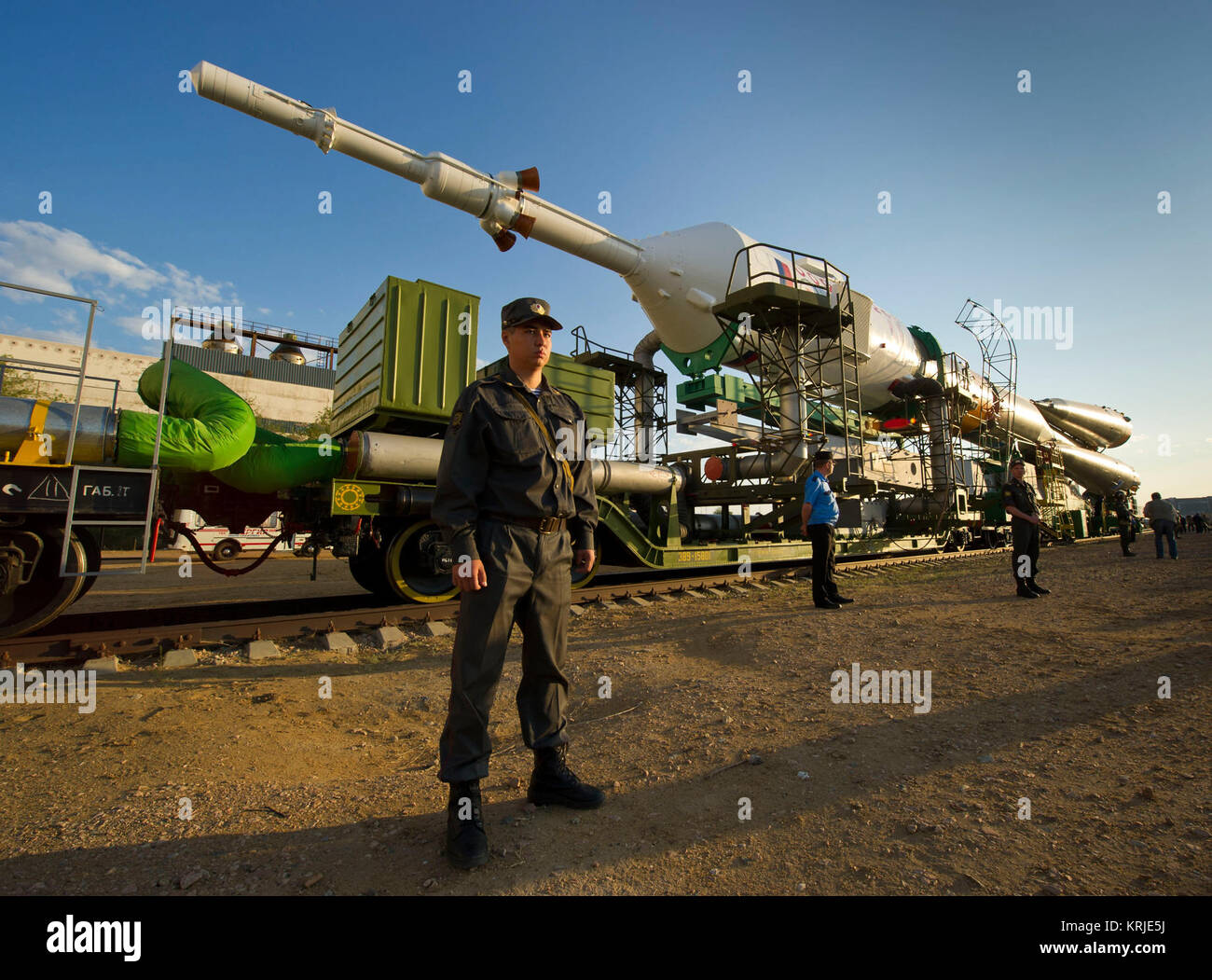 Le Soyouz TMA-02M est mis en place par le train sur la voie de la plateforme de lancement au cosmodrome de Baïkonour, Kazakhstan, le dimanche 5 juin 2011. Le lancement de l'expédition avec Soyouz Soyouz 28 commandant Sergueï Volkov de Russie, l'ingénieur de vol de la NASA, Mike Fossum et de la JAXA (Japan Aerospace Exploration Agency) Mécanicien de Satoshi Furukawa est prévue pour 2 h 15, heure locale, le mercredi 8 juin 2011. Crédit Photo (NASA/Carla Cioffi) Soyouz TMA-02M de l'aire de lancement des rouleaux Banque D'Images