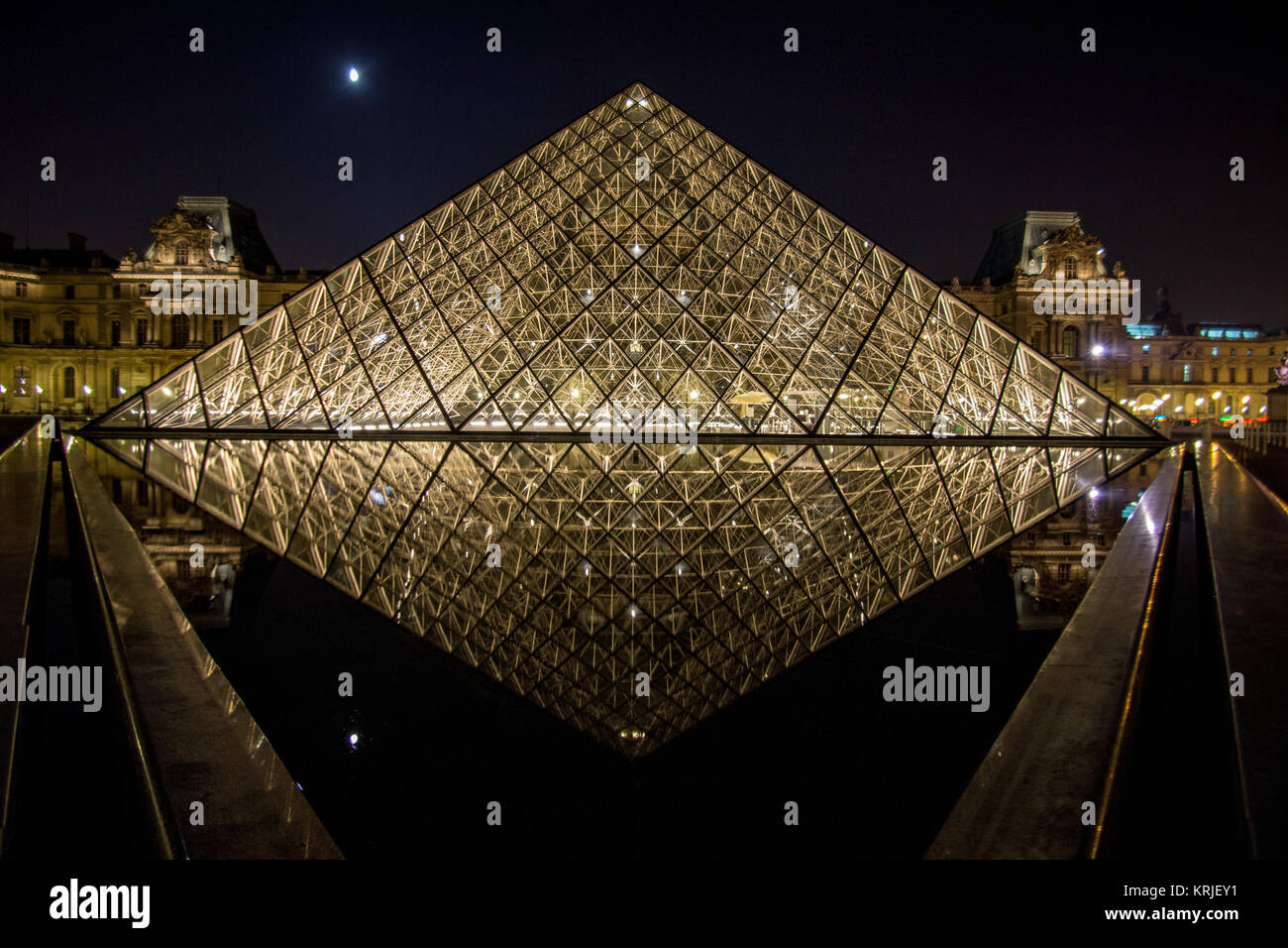 Musée du Louvre et de la pyramide, Paris, France Banque D'Images