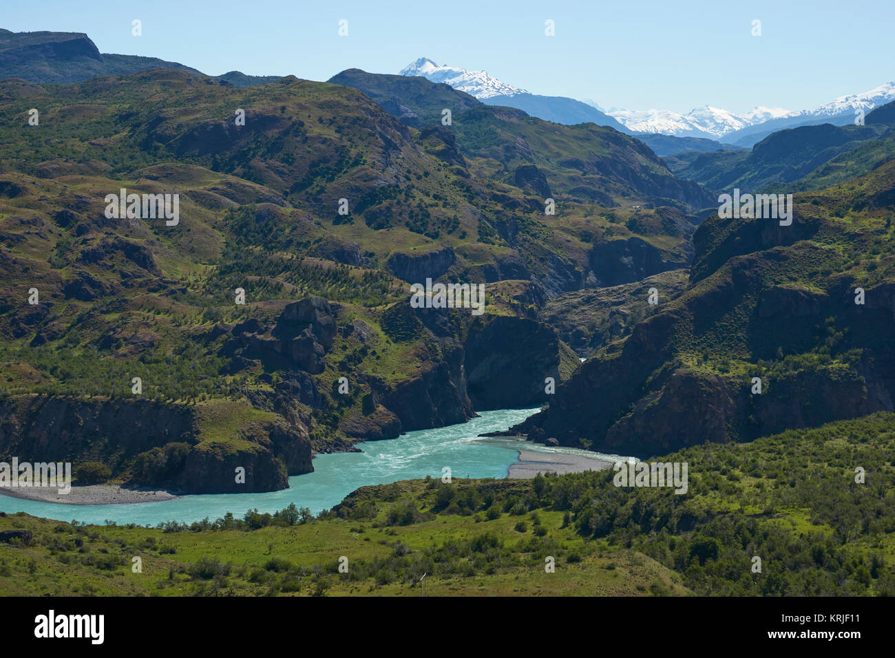 Confluent du Rio Chacabuco avec l'eau bleue de la Rio Baker le long de la Carretera Austral en Patagonie, Chili Banque D'Images